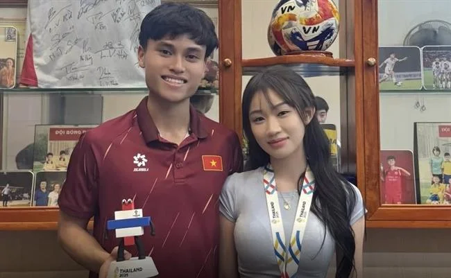 Cá cược thể thao trực tuyến tại HM88 với các trận đấu bóng đá, bóng rổ, giao diện cá cược năng động, màu cam
